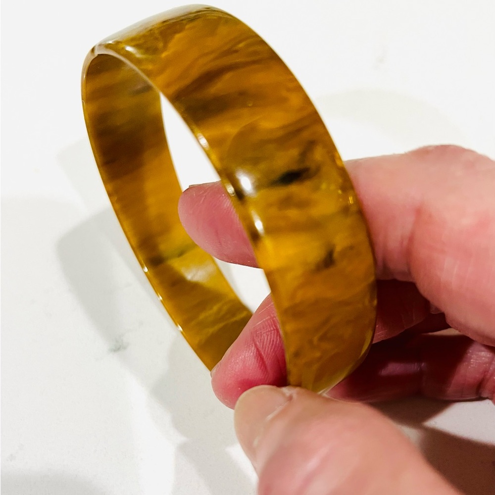 RARE VINTAGE MCM BAKELITE BANGLE BRACELET IN A BUTTERSCOTCH/MARBLE PATTERN, EUC